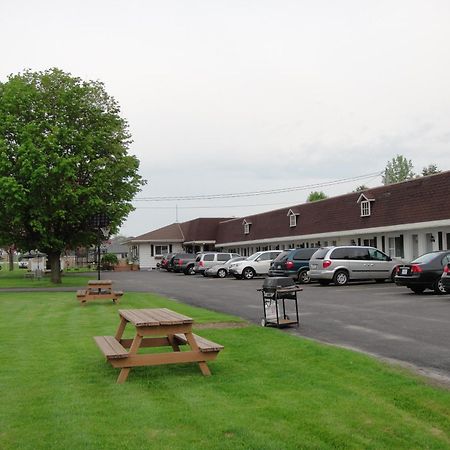 Country Squire Motel Arnprior Екстер'єр фото