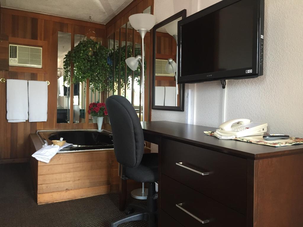 Country Squire Motel Arnprior Екстер'єр фото