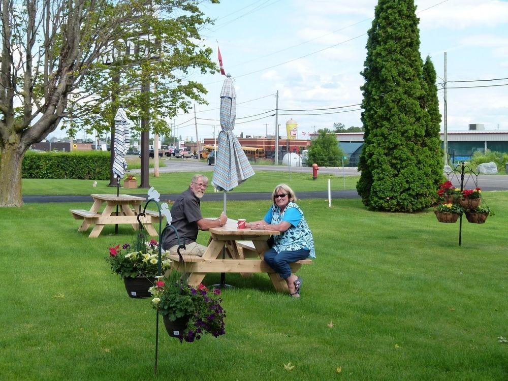 Country Squire Motel Arnprior Екстер'єр фото