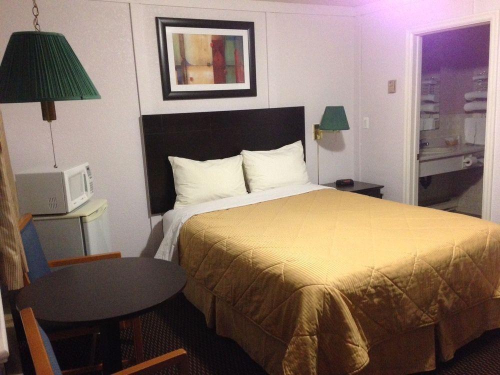 Country Squire Motel Arnprior Екстер'єр фото