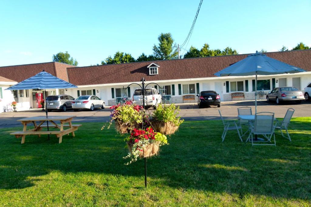 Country Squire Motel Arnprior Екстер'єр фото