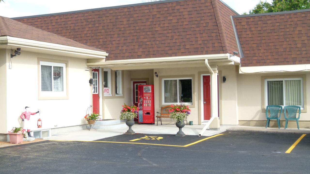 Country Squire Motel Arnprior Екстер'єр фото