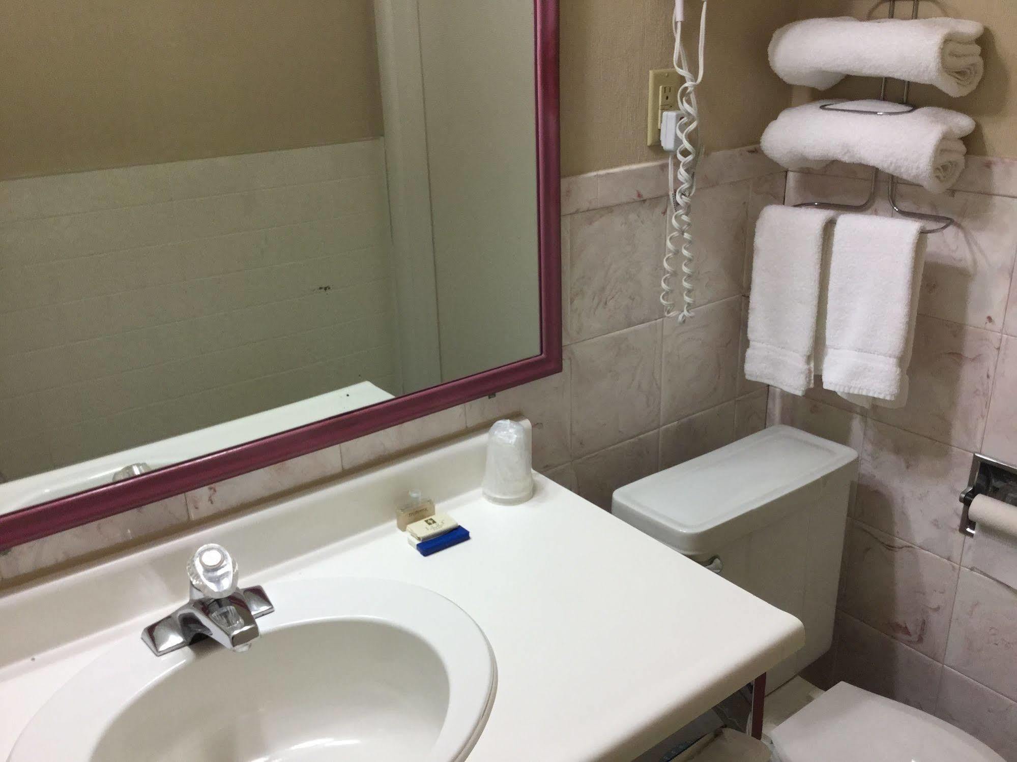 Country Squire Motel Arnprior Екстер'єр фото