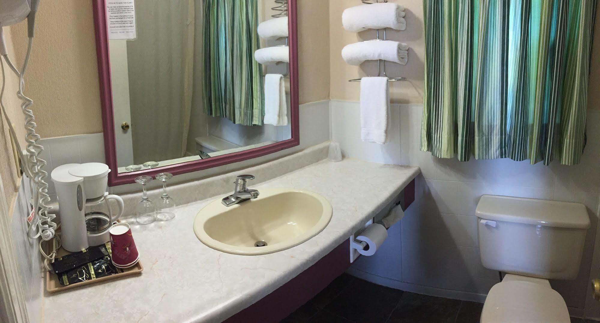 Country Squire Motel Arnprior Екстер'єр фото