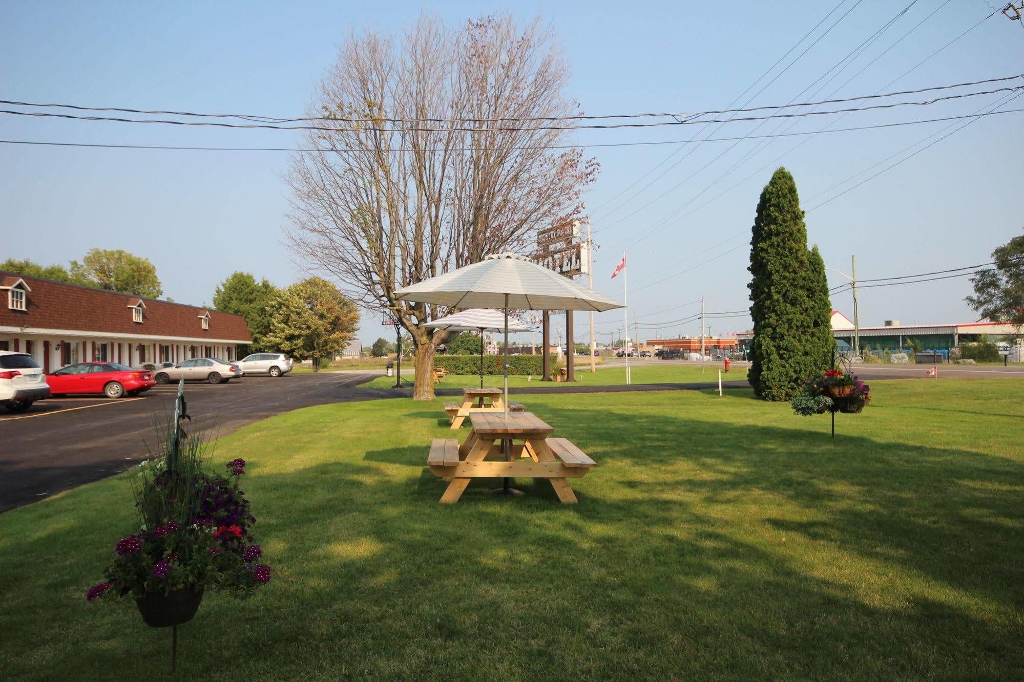 Country Squire Motel Arnprior Екстер'єр фото