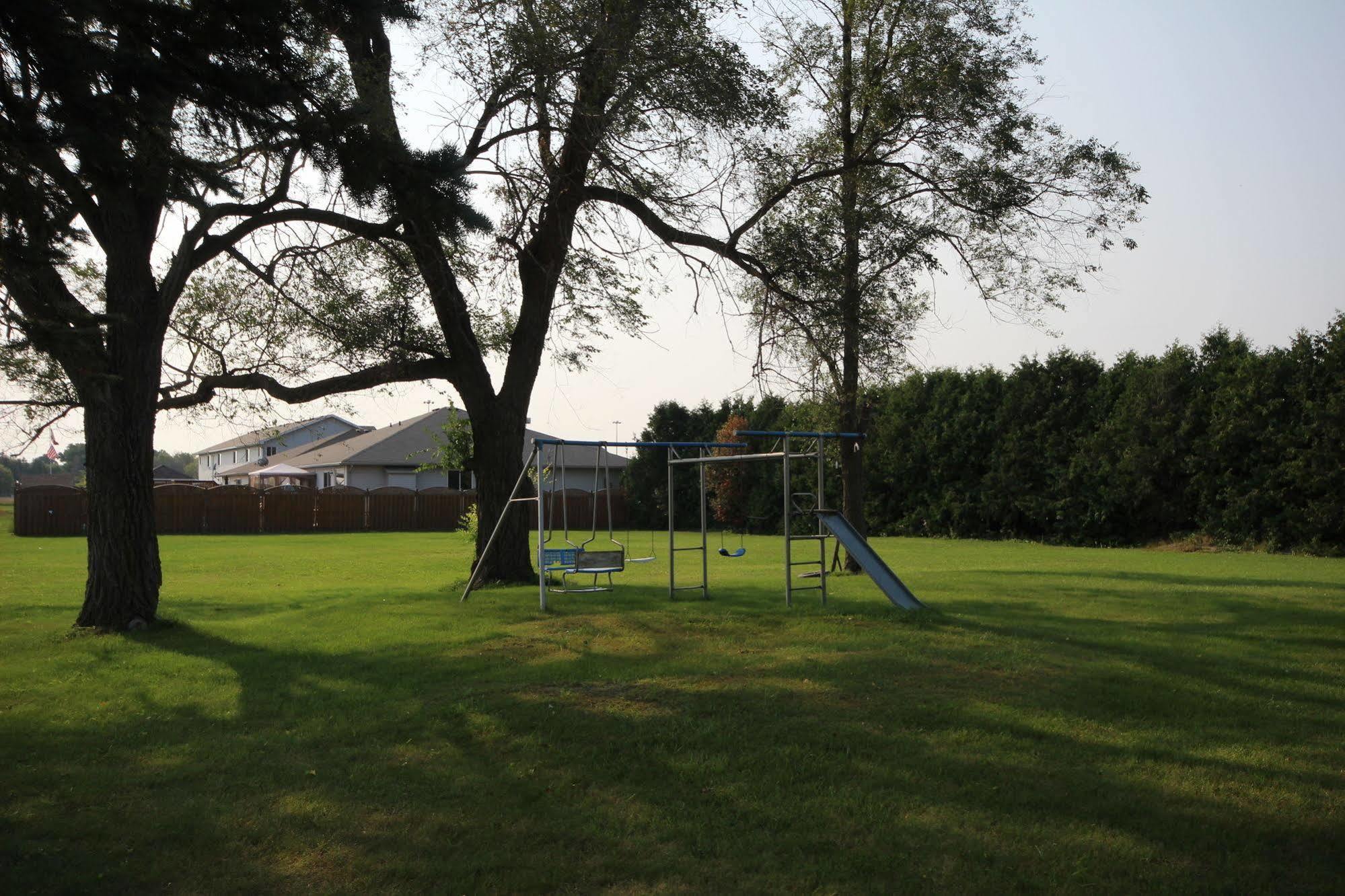 Country Squire Motel Arnprior Екстер'єр фото