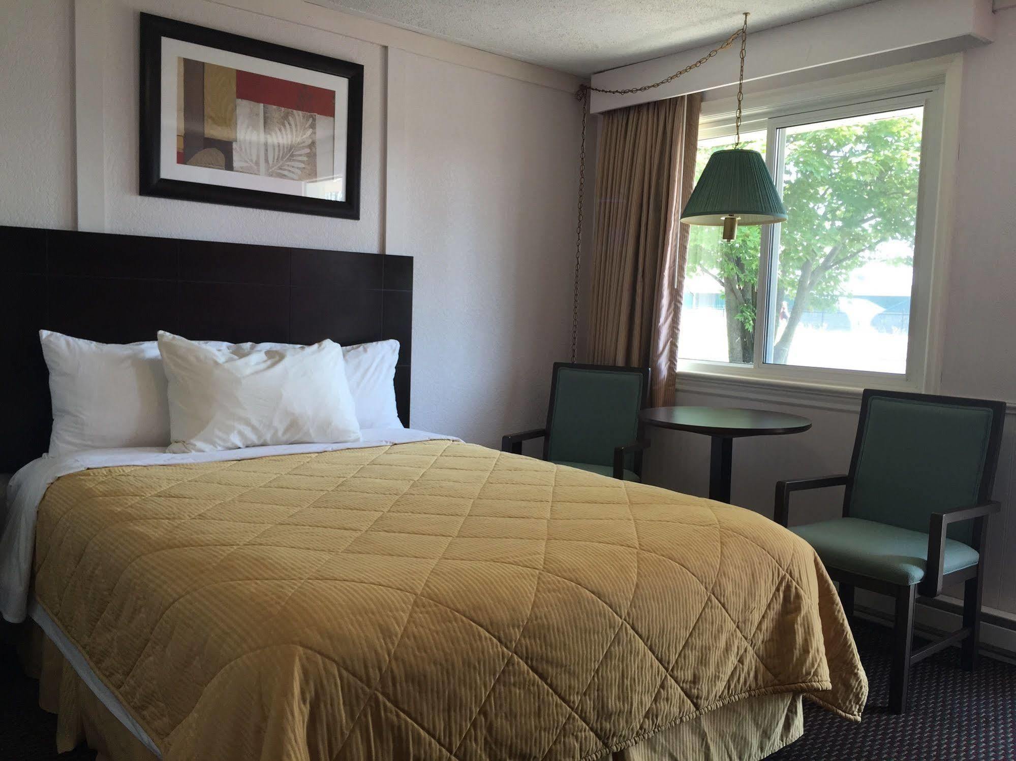 Country Squire Motel Arnprior Екстер'єр фото