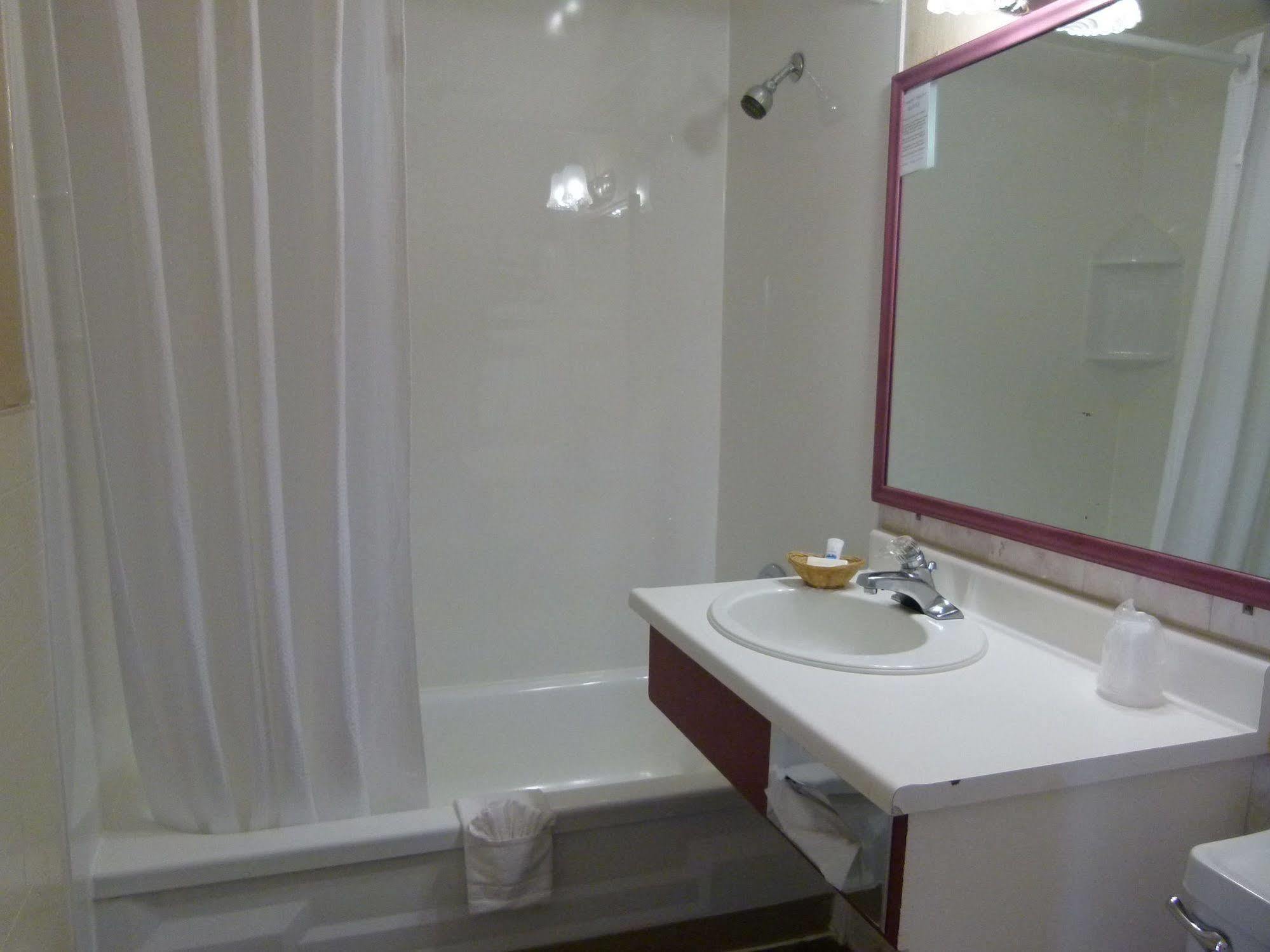 Country Squire Motel Arnprior Екстер'єр фото